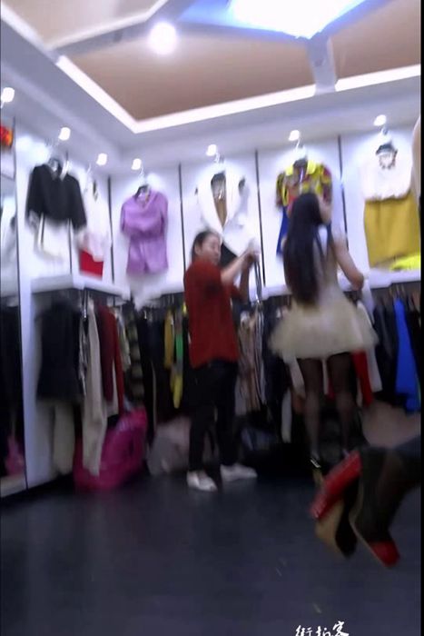 [街拍客视频]jx0134 在服装店试裙子的美少妇