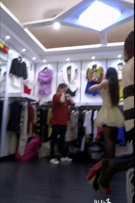 [街拍客视频]jx0134 在服装店试裙子的美少妇