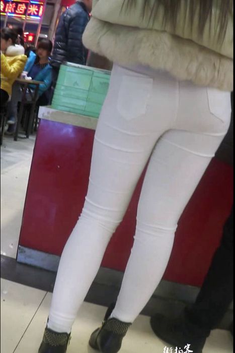 [街拍客视频]jx0438 白色紧裤少妇的臀部真够丰满