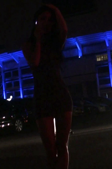 [街拍视频]00160高跟紧身包臀裙美女少妇夜晚去酒吧参加派对