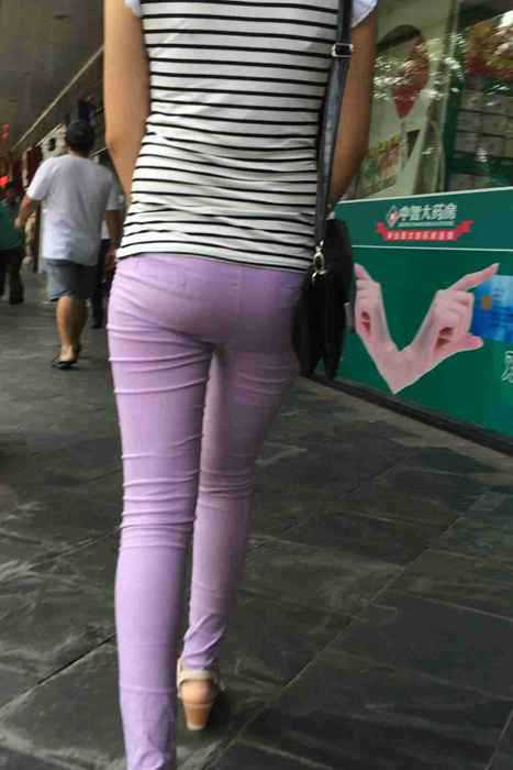 [街拍视频]00414淡紫色紧身裤性感少妇