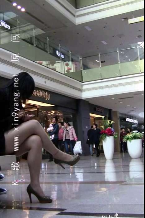 [街拍客视频]jx0181 商场玩手机的白皙美腿少妇