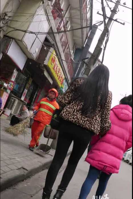 [街拍客视频]jx0415 豹纹紧身外套美少妇