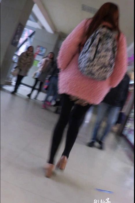 [街拍客视频]jx0474 极品粉色毛绒外套黑丝大长腿真诱人