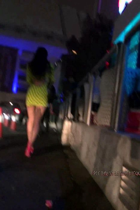 [街拍视频]00094性感美女在夜店口徘徊可能是鸡